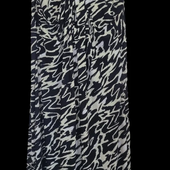 Chic Black and White Abstract Print Dress - Picture 10 of 16